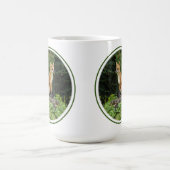 Rotfuchs auf einem Sockel Kaffeetasse (Mittel)