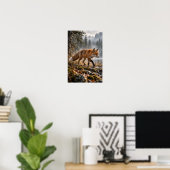 Rotfuchs, der durch einen nebligen Bergwald wander Poster (Heimbüro)