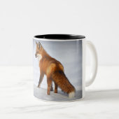 Rotfuchs im Winterschnee Zweifarbige Tasse (VorderseiteRechts)