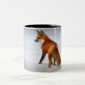 Rotfuchs im Winterschnee Zweifarbige Tasse (Mittel)