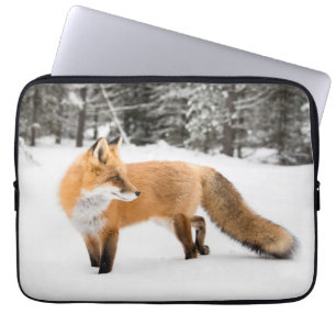 Rotfuchs in weißem Schnee Laptopschutzhülle