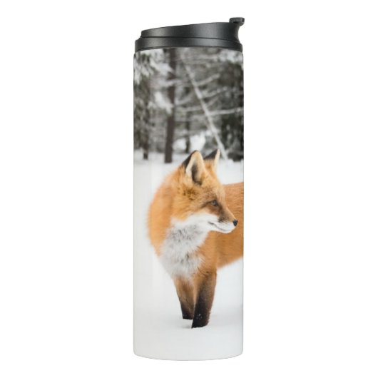 Rotfuchs in weißem Schnee Thermosbecher (Nach links gedreht)