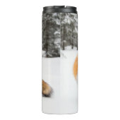 Rotfuchs in weißem Schnee Thermosbecher (Rückseite)