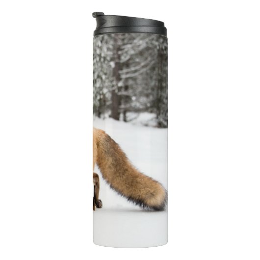 Rotfuchs in weißem Schnee Thermosbecher (Nach rechts gedreht)
