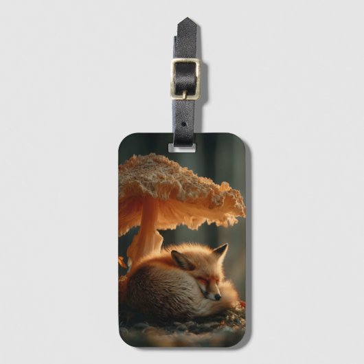 Rotfuchs schlafen unter dem riesigen Pilz Gepäckanhänger (Vorderseite Vertikal)