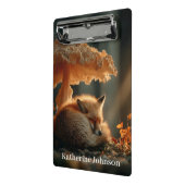 Rotfuchs schlafen unter dem riesigen Pilz Mini Klemmbrett (Gewinkelt2)