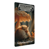 Rotfuchs schlafen unter dem riesigen Pilz Mini Klemmbrett (Schrägansicht)