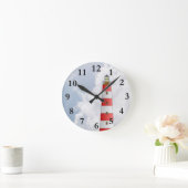 Rotgestreiftes Leuchtturm im Thema "Wolken Beach" Runde Wanduhr (Zuhause)