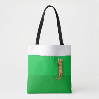 Rotgetigerte Katze zerreißt Papierserviertablett Tasche