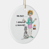 Rothaarige Dame wird 50 und Proteste gegen Keramik Ornament (Rechts)