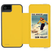 Rothaarige Frauen-lächelndes und Ski fahrendes Incipio iPhone Geldbeutel-Hülle (Folio Geöffnet)