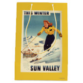 Rothaarige Frauen-lächelndes und Ski fahrendes Mittlere Geschenktüte (Rückseite)