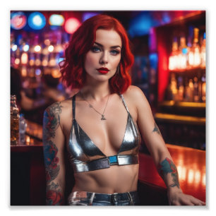 Rothaarige Party Tattooed Girl in Silberklubbeklei Fotodruck