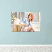 Rothaarige Schönheitsfrau sitzt in einem Café Soft Leinwanddruck (Insitu (Holzboden))