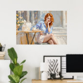 Rothaarige Schönheitsfrau sitzt in einem Café Soft Poster (Heimbüro)