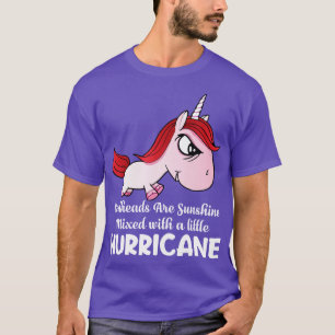 Rothaarige sind mit einem kleinen Einhorn vermisch T-Shirt