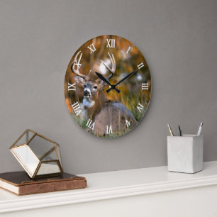 Rothirsch ruht auf Herbstfeld Große Wanduhr