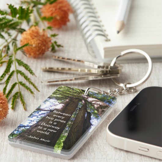 Rotholz-Bäume mit Muir Zitat Schlüsselanhänger (Vorderseite rechts)
