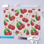 Rotkirschen auf pastellfarbenen kariert seidenpapier (Handwerk)