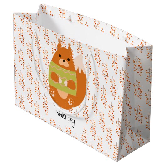 Rötlich Braunes Eichhörnchen in einem grünen Pullo Große Geschenktüte (Rückseite Schrägansicht)