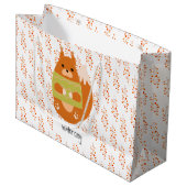 Rötlich Braunes Eichhörnchen in einem grünen Pullo Große Geschenktüte (Vorderseite Schrägansicht)
