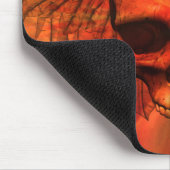 Rötliche Orangen-Explosion Winged Schädel Mousepad (Ecke)