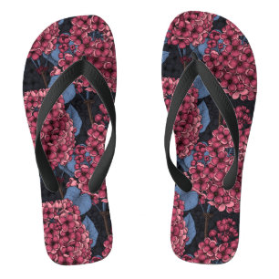 Rotlila auf dunkelblau badesandalen