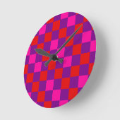 Rotlila Rosa Karomuster Design Runde Wanduhr (Winkel)