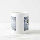 Rotluchs auf Schnee Kaffeetasse (Mittel)