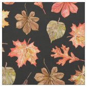 Rotorange goldfarbene Herbstblätter schwarz Stoff (Nahaufnahme)