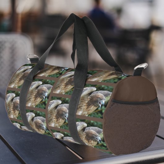 Rotschwanzfalkmuster auf Brown Duffle Bag