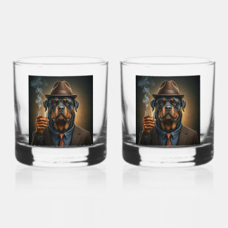 Rottie Maximus mit einem Getränk Whiskyglas