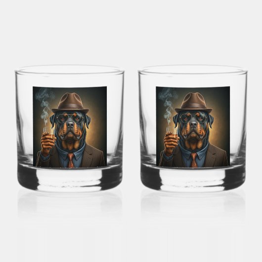 Rottie Maximus mit einem Getränk Whiskyglas (Vorderseite)