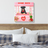 Rottweiler Dog Valentine's Day Kissing Booth Leinwanddruck (Insitu (Schlafzimmer))