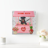 Rottweiler Dog Valentine's Day Kissing Booth Quadratische Wanduhr (Zuhause)