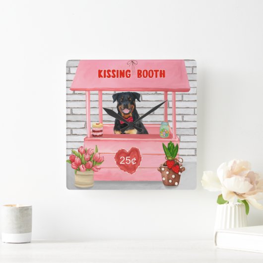 Rottweiler Dog Valentine's Day Kissing Booth Quadratische Wanduhr (Zuhause)