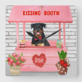 Rottweiler Dog Valentine's Day Kissing Booth Quadratische Wanduhr (Vorderseite)
