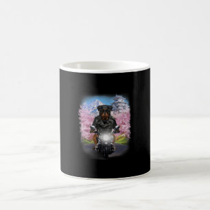 Rottweiler-Hund auf Motorradtour durch japanische Kaffeetasse