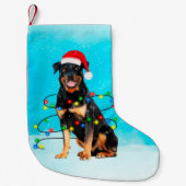 Rottweiler Hund im Schnee mit Weihnachtsmannmütze- Kleiner Weihnachtsstrumpf (Vorderseite)