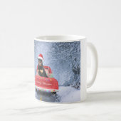 Rottweiler Hund im Schnee sitzend im Weihnachtswag Kaffeetasse (VorderseiteRechts)