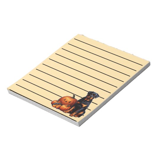 Rottweiler Hund sitzend von Halloween Pumpkins Lin Notizblock (Rotiert)