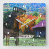 Rottweiler Hund und alter Tabakstall Quadratische Wanduhr (Vorderseite)