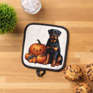 Rottweiler Hund von Halloween Pumpkins sitzend Topflappen