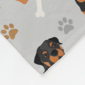 Rottweiler Hundenknochen und -paws Fleece Blanket (Ecke)