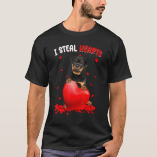 Rottweiler Ich stehle Herzen Süßer Hund umarmt Her T-Shirt