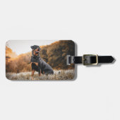 Rottweiler, in frostigem Gras sitzend Gepäckanhänger (Vorderseite horizontal)