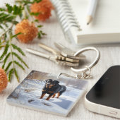 Rottweiler lässt es Weihnachten schneien Schlüsselanhänger (Vorderseite rechts)