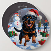 Rottweiler läuft im Schnee mit Weihnachtshut Button (Vorne & Hinten)