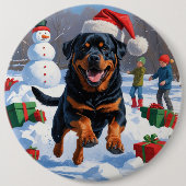 Rottweiler läuft im Schnee mit Weihnachtshut Button (Vorderseite)