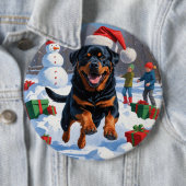 Rottweiler läuft im Schnee mit Weihnachtshut Button (Beispiel)